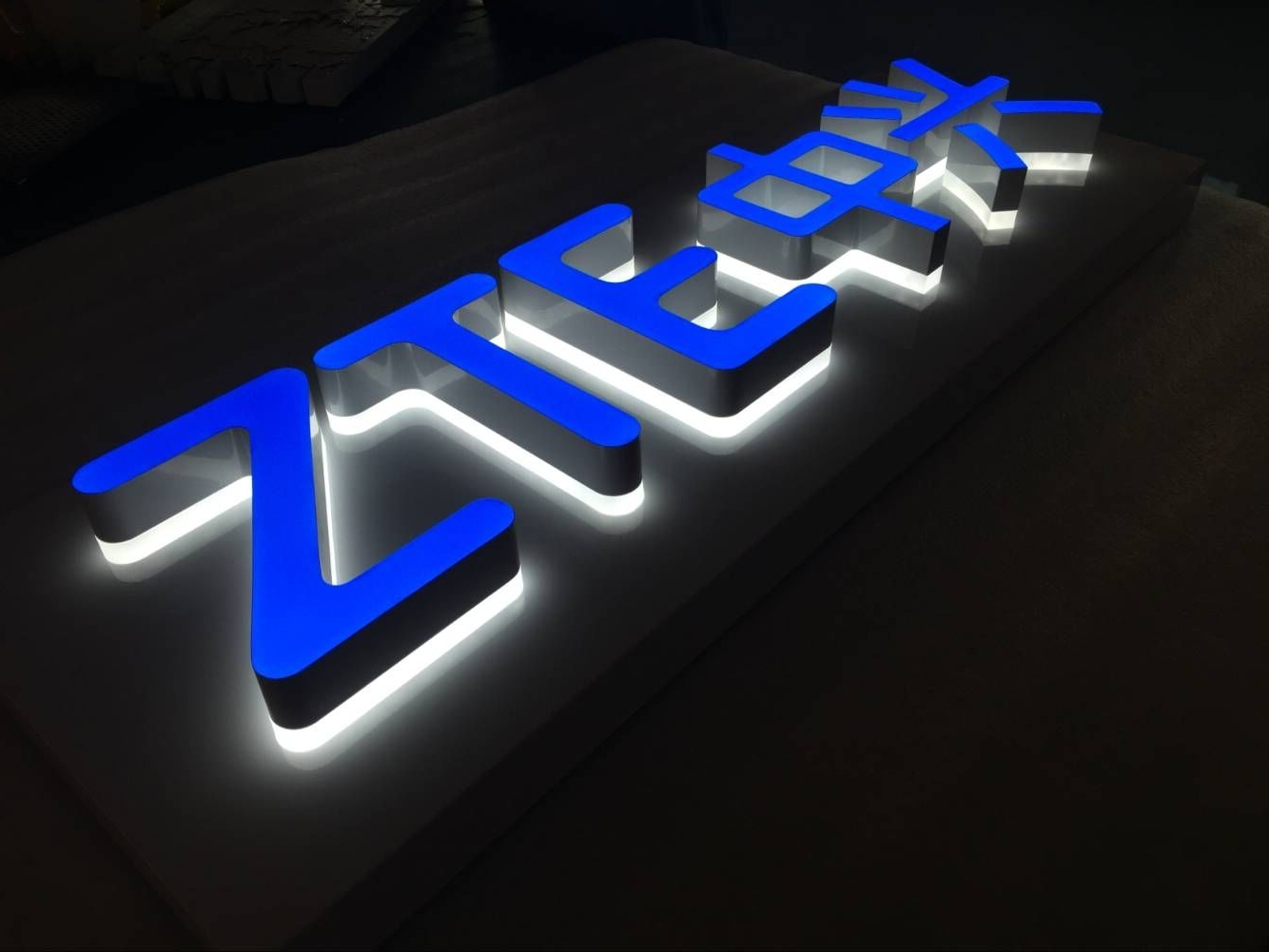 開手機專賣店怎么選發(fā)光字？