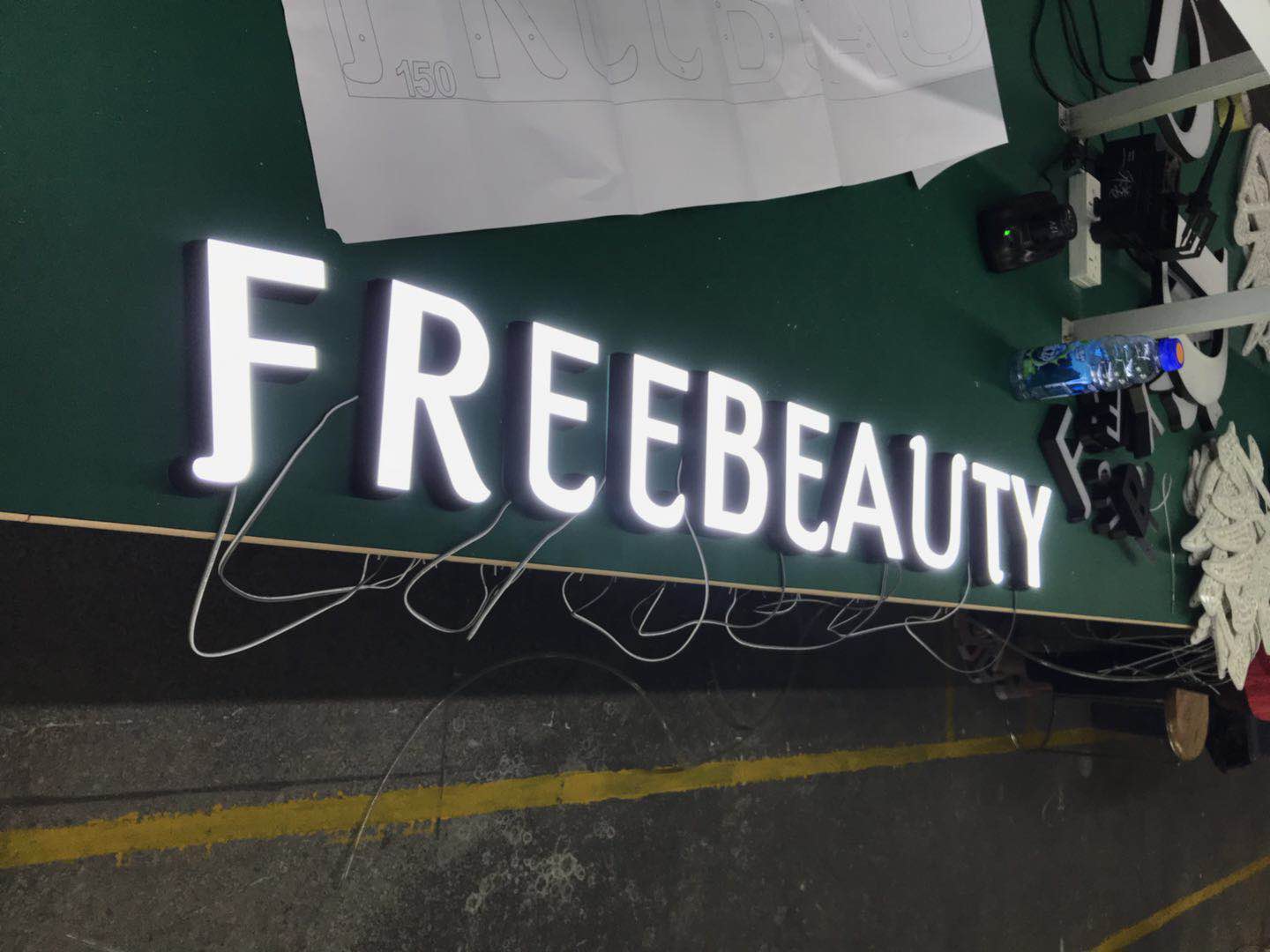 商店招牌對消費者的視覺刺激和心理影響是很重要的